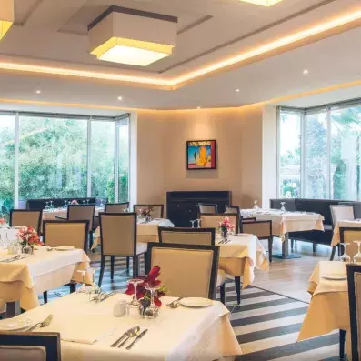 restaurant déco blanche vue sur l'extérieur