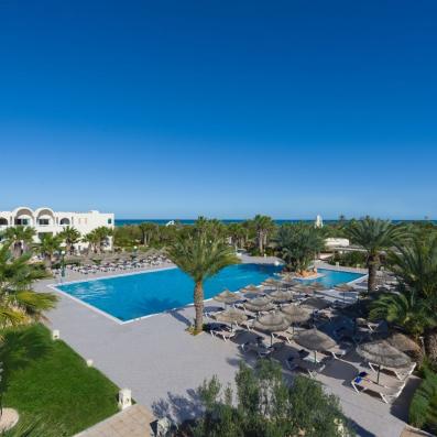 vue piscine et mer au loin