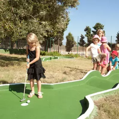 enfant jouant au mini golf