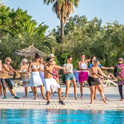 groupe de personnes qui dansent