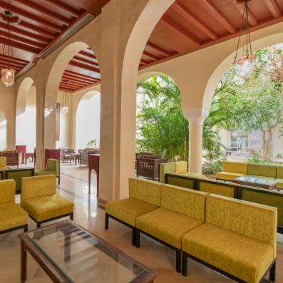 fauteuil vert donnant sur terrasse