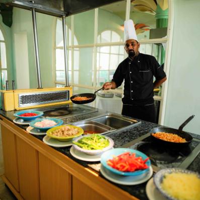 chef cuisinier devant buffet 