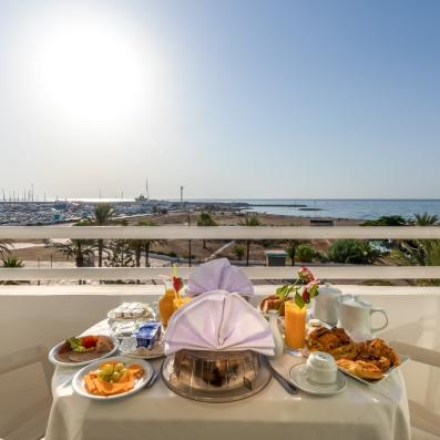 petit-déjeuner sur le balcon