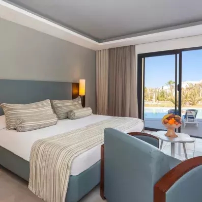 chambre supérieure vue piscine