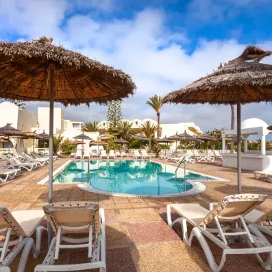 piscine parasols et transats