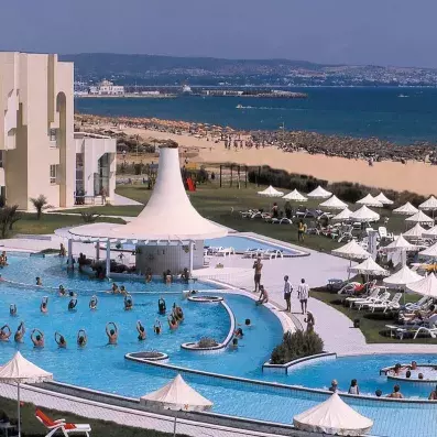 vue hotel piscine et mer