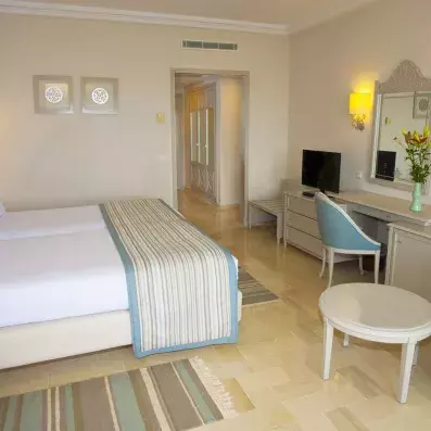 chambre avec lit table 