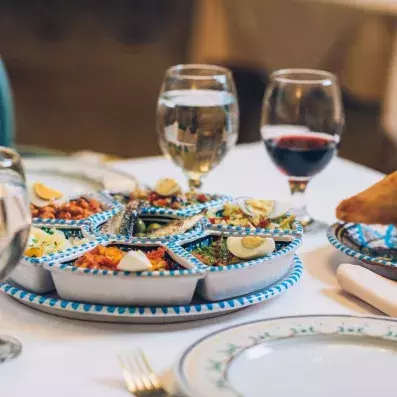 table avec entrée, apéritifs