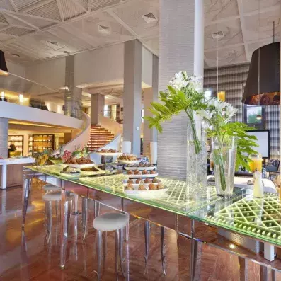 table avec chaise et couverts