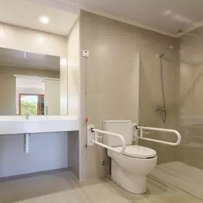 salle de bain avec douche