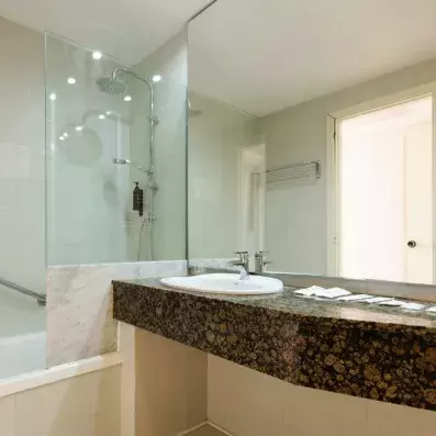 salle de bain avec baignoire