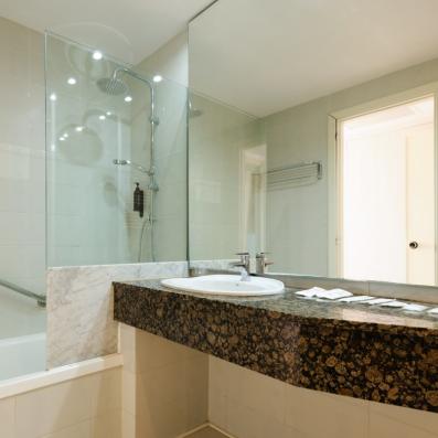 salle de bain avec baignoire