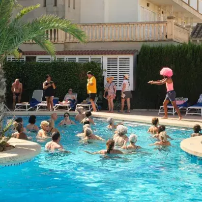 personnes dans la piscine