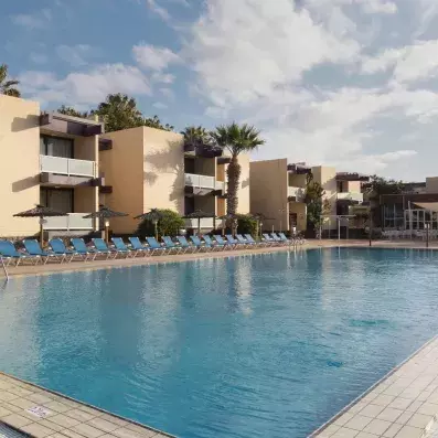piscine extérieur avec vue sur l'hôtel