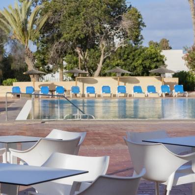 table devant la piscine 