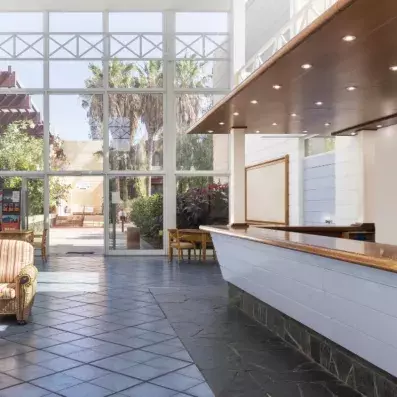 hall d'entrée de l'hôtel avec un comptoir de réception