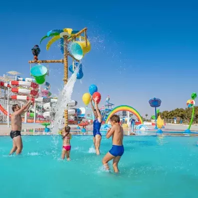 famille dans bassin pour enfants