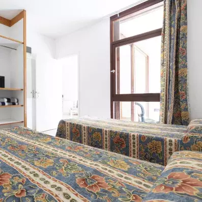 chambre avec deux lits twin