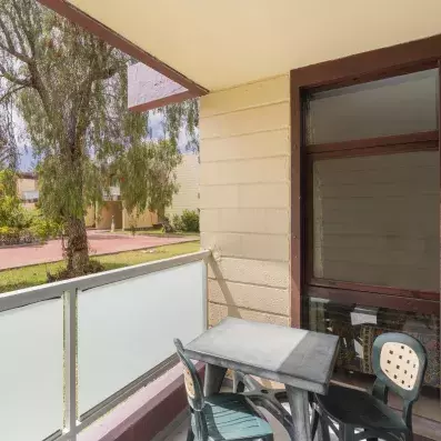 balcon de la chambre avec table et chaise