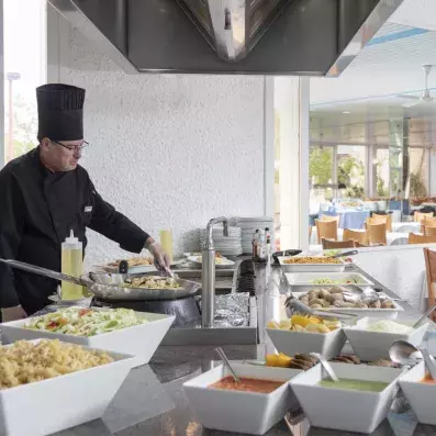 buffet avec un cuisinier 