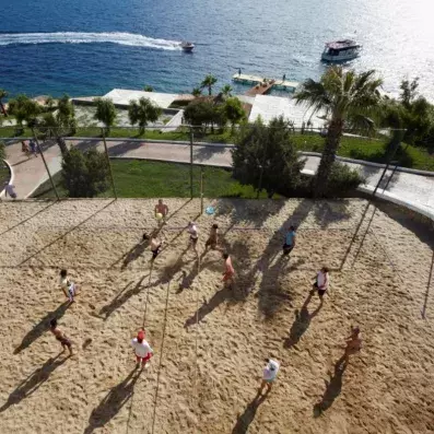 terrain de beach volley vue sur la mer