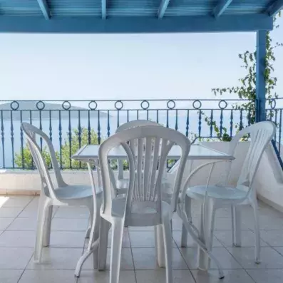 balcon de la chambre avec table et chaises
