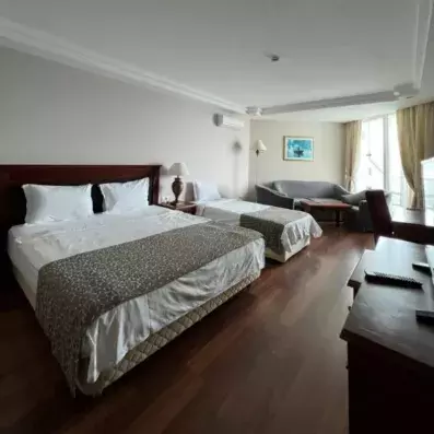 chambre avec un lit double et un lit simple