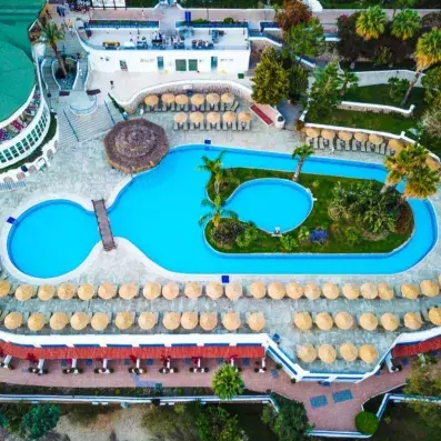 vue en hauteur de la piscine et de l'hôtel