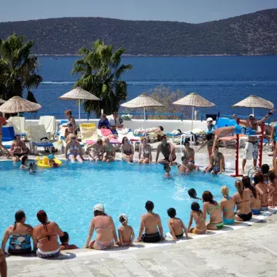 piscine avec transats et parasols 
