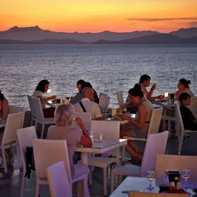 restaurant extérieur vue sur la mer au coucher du soleil