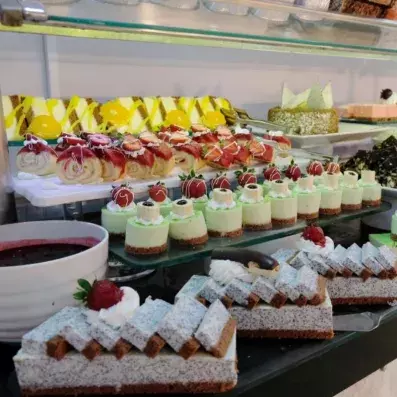 buffet avec différents choix de desserts