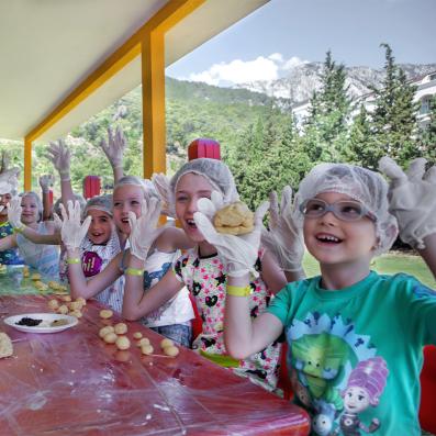 enfants faisant de la pate à sel