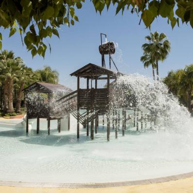 piscine avec jet d'eau