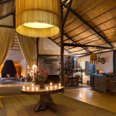 restaurant avec tables et chaises et couverts