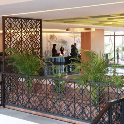 La réception de l'hôtel lumineuse avec de la végétation 