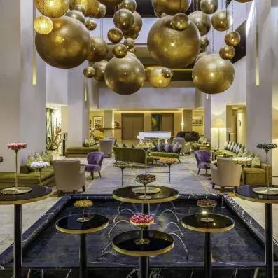 salon avec fauteuils 