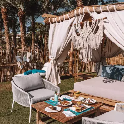 repas près du lit à baldaquin