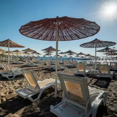 transats et parasols sur la plage 