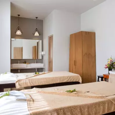 pièce avec des tables de massages 