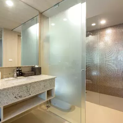 salle de bain avec douche à l'italienne et lavabo