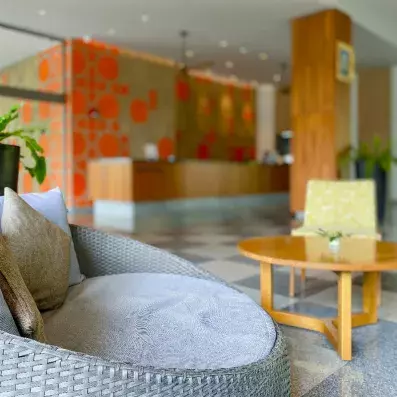 hall d'entrée de l'hôtel avec un fauteuil et une table