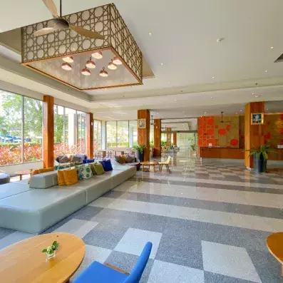 réception de l'hôtel avec des canapés et un grand espace