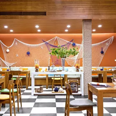 restaurant avec des chaises et des tables