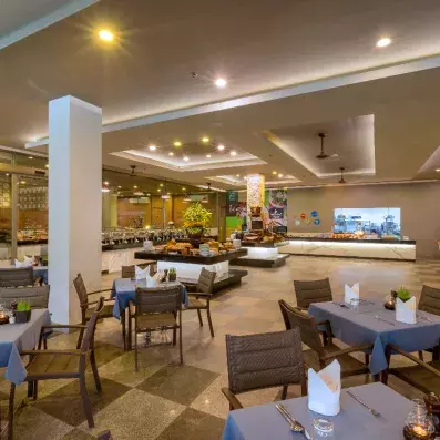 salle de restaurant avec les tables dressées