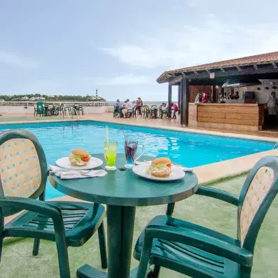 table au bord de la piscine
