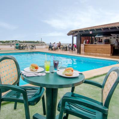 table au bord de la piscine