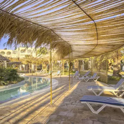 piscine extérieure et transats