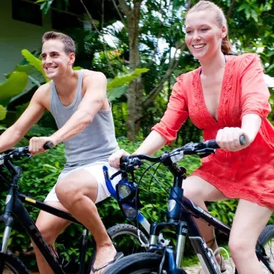 deux personnes sur leurs vélos