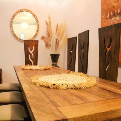 table avec couverts et chaises