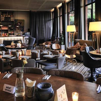 restaurant avec tables et chaises